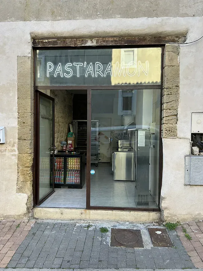 enseigne-lumineuse-vitrine-pastaramon-aramon