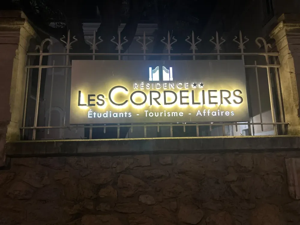 panneau-enseigne-lumineuse-residence-les-cordeliers-avignon